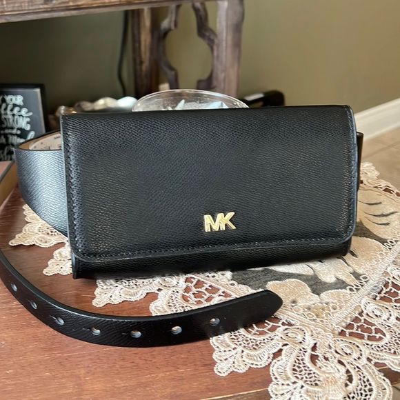🖤 Michael Kors belt bag 🖤 - Picture 1 of 7